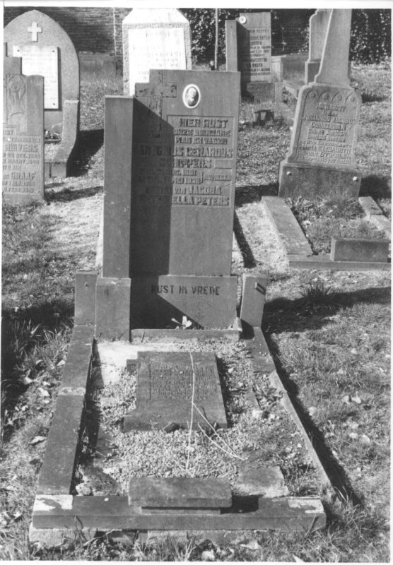 Een zwart-wit foto van het graf van Jo Schippers